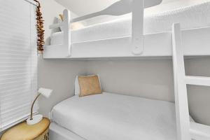 Voodi või voodid majutusasutuse Spacious Condo Steps to the Beach toas +15 fotot