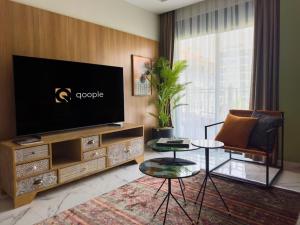 TV a/nebo společenská místnost v ubytování Qoople Elite 4 Elysee 29 apartment Boho style in Premium location