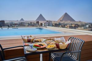 カイロにあるKemet Pyramids View Hotelのピラミッドの景色を望むテーブル