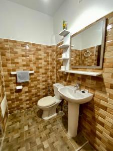 a bathroom with a toilet and a sink at Villa des Roses Privée in Marrakech
