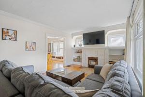 TV/trung tâm giải trí tại Dog-Friendly Lakewood Stay Near Cleveland & Lake