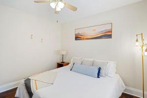 Giường trong phòng chung tại Dog-Friendly Lakewood Stay Near Cleveland & Lake