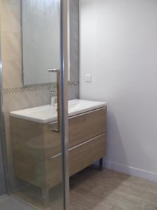 Ένα μπάνιο στο Aux vieux fours 4 chambres 2 salle d'eau