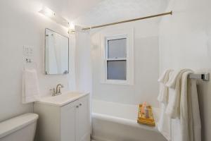 Phòng tắm tại Dog-Friendly Lakewood Stay Near Cleveland & Lake +17 ảnh