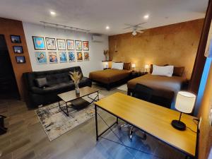 a living room with two beds and a couch at Casa Aceves & Bueno Hotel Boutique in El Salto +148 photos
