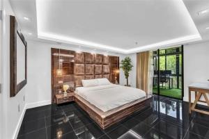 ein Schlafzimmer mit einem großen Bett und einem großen Fenster in der Unterkunft Modern Condo with Private Primary Suite in Ives Estates + 5 Fotos