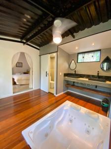 una grande vasca da bagno in una camera da letto di Vila Maria - Linda Casa de Campo a Rio de Janeiro