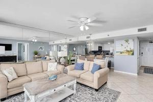 ein großes Wohnzimmer mit Sofas und einem Tisch in der Unterkunft Beachfront 2BR with Panoramic Water Views in Seagrove Beach