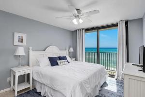 ein Schlafzimmer mit einem Bett und einem Balkon mit Meerblick in der Unterkunft Beachfront 2BR with Panoramic Water Views in Seagrove Beach + 6 Fotos