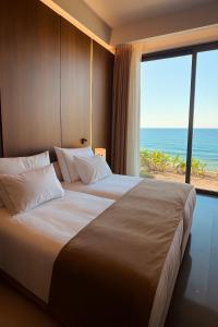 une chambre avec un grand lit avec vue sur l'océan dans l'établissement Serbellas Boutique Hotel, à Paphos