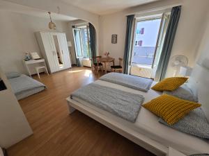 Ένα ή περισσότερα κρεβάτια σε δωμάτιο στο Stadt Zimmer +28 φωτογραφίες