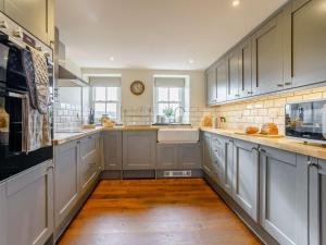Kuchyň nebo kuchyňský kout v ubytování 5 Bed in Crickhowell 90053