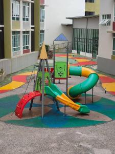 une aire de jeux avec des toboggans colorés et une structure de jeux dans l'établissement Playground Studio in Kuantan, à Kuantan