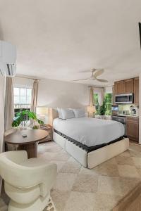 ein Schlafzimmer mit großem Bett und eine Küche in der Unterkunft Wilmington Luxury Spa Retreat- Prime Location in Wilmington