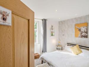 Un dormitorio con una cama con un cuadro en la pared. en 1 Bed in North Queensferry 96221, en Inverkeithing