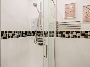 una ducha con puerta de cristal en un baño en 1 Bed in North Queensferry 96221, en Inverkeithing 24 fotos más