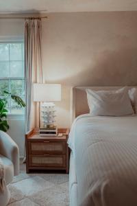 ein Schlafzimmer mit einem Bett und einer Lampe und einem Fenster in der Unterkunft Wilmington Luxury Spa Retreat- Prime Location in Wilmington + 30 Fotos
