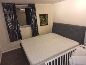 En eller flere senge i et værelse på Leilighet med 2 soverom