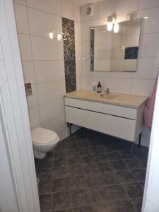 Et badeværelse på Leilighet med 2 soverom