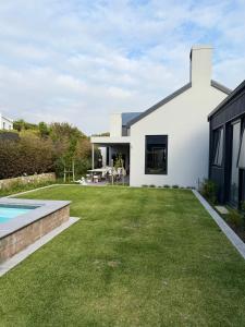 Casa blanca con patio y piscina en Mitchells Hermanus Gem, en Hermanus