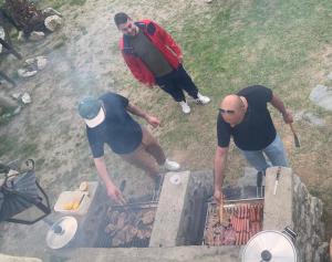un grupo de hombres cocinando comida en una parrilla en Il Muraglio, en Belmonte Calabro 9 fotos más