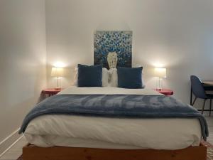 Postel nebo postele na pokoji v ubytování Charming 2BD1BA in Hip Area - Near Metro