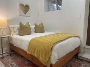 Postel nebo postele na pokoji v ubytování Charming 2BD1BA in Hip Area - Near Metro