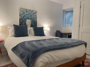 Postel nebo postele na pokoji v ubytování Charming 2BD1BA in Hip Area - Near Metro