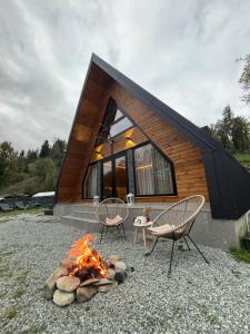 BorsaにあるRiverside A-frameの家の前の火炉