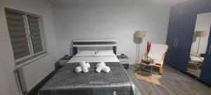 Un dormitorio con una cama con dos animales de peluche encima. en Garsoniera Mihaela, en Craiova 9 fotos más