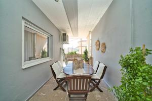 ein Tisch und Stühle auf der Veranda eines Hauses in der Unterkunft Filoxenia MG Amazon Home in Nafplio
