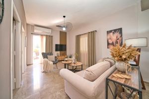 ein Wohnzimmer mit Sofa und Tisch in der Unterkunft Filoxenia MG Amazon Home in Nafplio