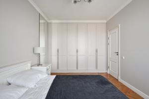 Ένα ή περισσότερα κρεβάτια σε δωμάτιο στο Pure Paradise - Luxury 4-Room Apartment in Riga