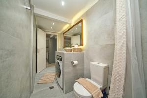 ein Badezimmer mit Toilette und Spiegel in der Unterkunft Filoxenia MG Amazon Home in Nafplio + 16 Fotos