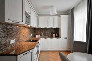 Η κουζίνα ή μικρή κουζίνα στο Pure Paradise - Luxury 4-Room Apartment in Riga