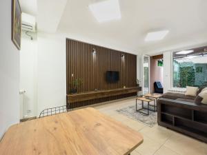 Μια τηλεόραση ή/και κέντρο ψυχαγωγίας στο Alexandria Lux Apartments +8 φωτογραφίες