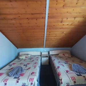 Mary&George في Sectorul Botanica: سريرين في غرفة ذات سقف خشبي +4 صور