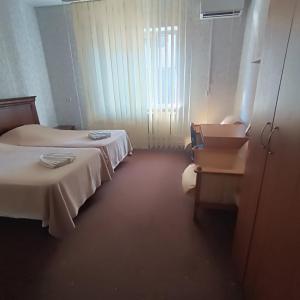 Mary&George في Sectorul Botanica: غرفة فندقية بسريرين ونافذة