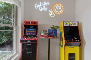 Herní místnost v ubytování 5 Bedroom Beach Retreat with Pool, Game Room, Steps to Sand