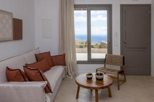 SteníにあるAntaraのソファとテーブルのあるリビングルーム