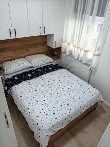 Ένα ή περισσότερα κρεβάτια σε δωμάτιο στο INKOGNITO Centar 39