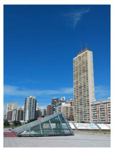 un edificio de cristal frente al horizonte de una ciudad en HAVANNA APART frente al mar, en Mar del Plata