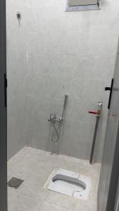 eine Badezimmerkabine mit WC auf dem Boden in der Unterkunft استديو انيق وجديد بدخول ذاتي 2 in Buraida