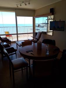 Una sala de estar con mesa y sillas y un balcón. en HAVANNA APART frente al mar, en Mar del Plata 15 fotos más