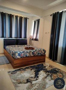 a bedroom with a bed and a rug on the floor at Hotel Amore Mio Morjim in Morjim