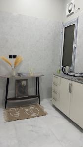 ein Wohnzimmer mit Fernseher und Tisch in der Unterkunft استديو انيق وجديد بدخول ذاتي 2 in Buraida + 3 Fotos