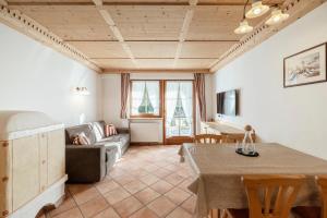 een woonkamer met een bank en een tafel bij Chalet Bel Plan in Ortisei