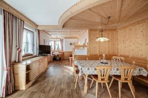 een keuken en eetkamer met een tafel en stoelen bij Chalet Bel Plan in Ortisei
