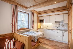 een keuken met een tafel in een kamer met een raam bij Chalet Bel Plan in Ortisei +77 foto's