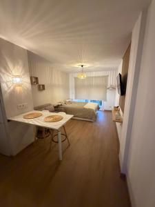 een slaapkamer met een bed en een tafel in een kamer bij Calahonda apartamento a 150 metros de la playa Nueva Gerencia in Sitio de Calahonda